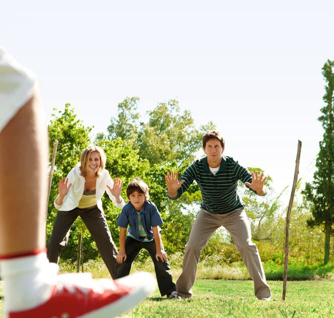 Familie spielt Fußball