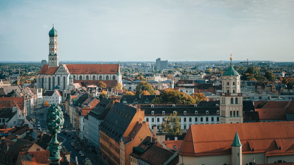 Altstadt Augsburg mit Basilika St. Ulrich und Afra, roten Dächern und Gebäuden.