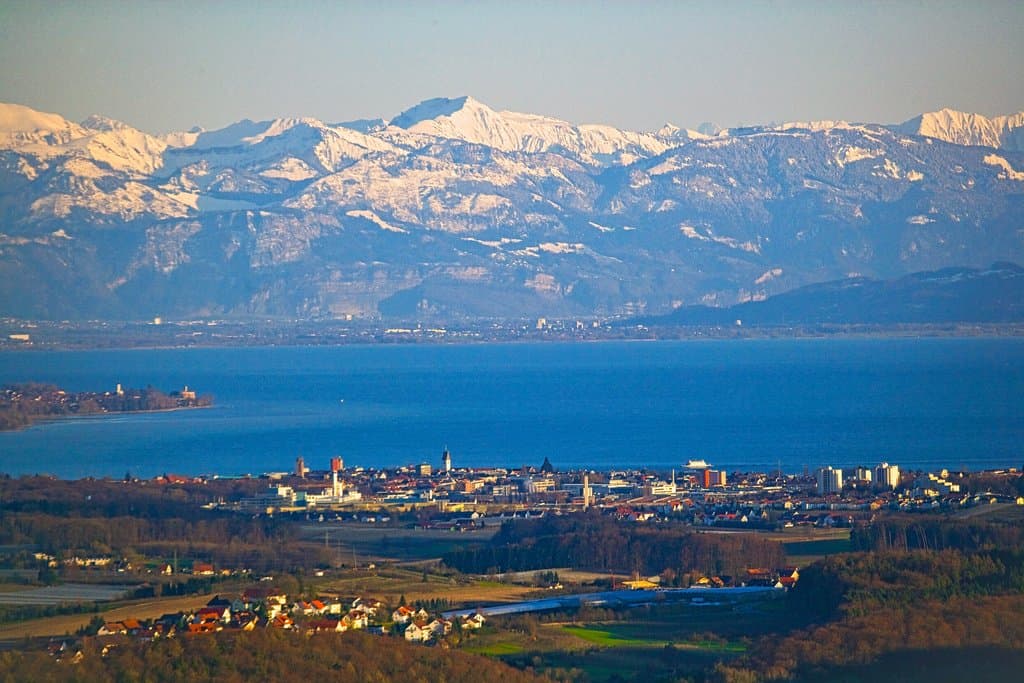 Friedrichshafen am Bodensee mit See und Alpen im Hintergrund.